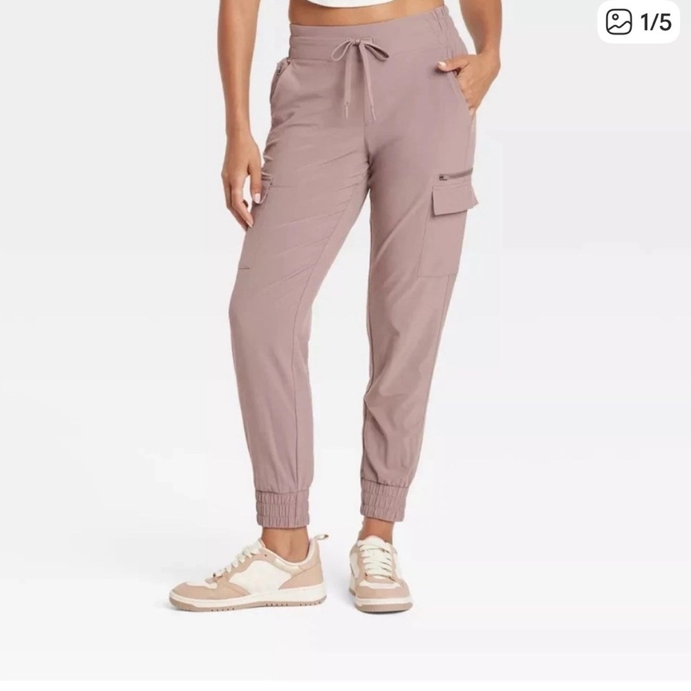 Medium Women’s Cargo Jogger Pants in Mauve